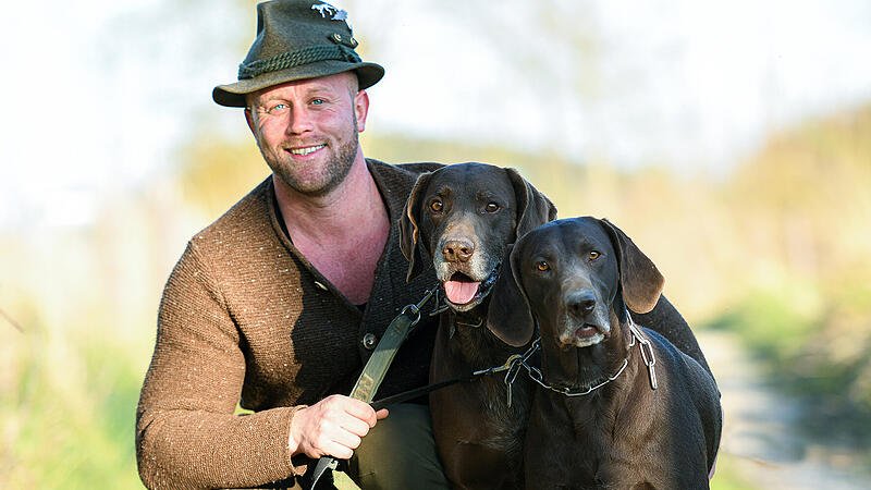 Aurolzmünsters Bürgermeister Peter Kettl ist ein leidenschaftlicher Jäger. Immer mit dabei seine beiden Hunde Miko und Castor.
